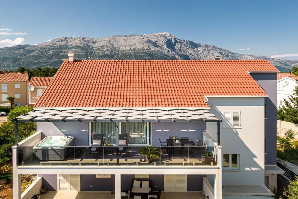 Property building, Day, Dining area, Mountain view