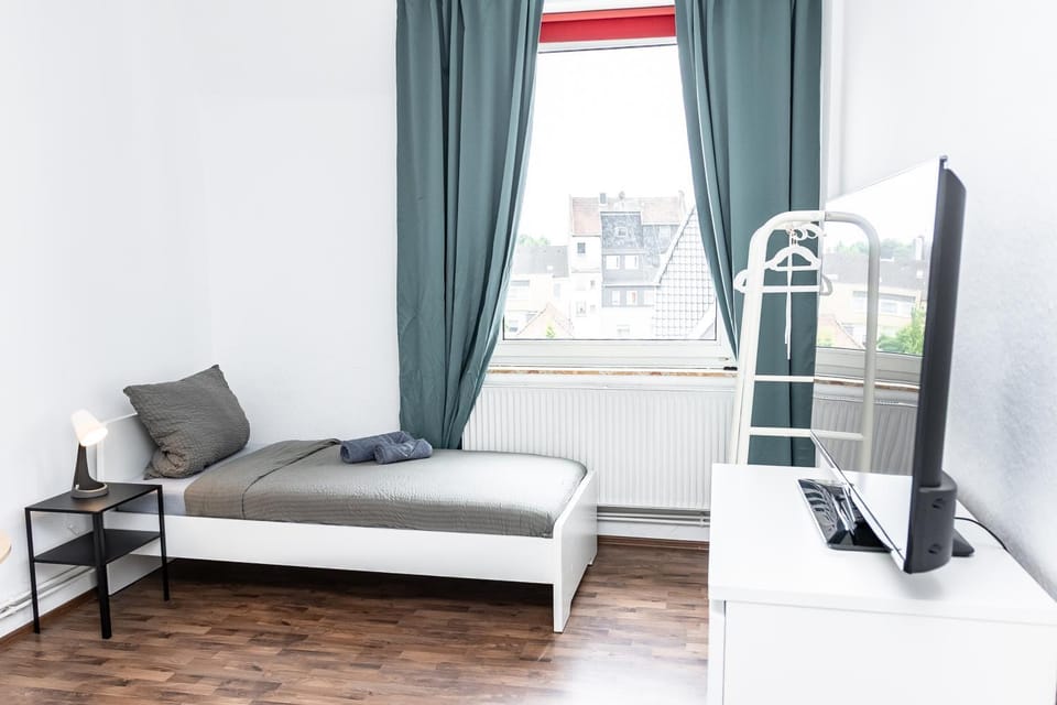 Bed, TV and multimedia, Bedroom