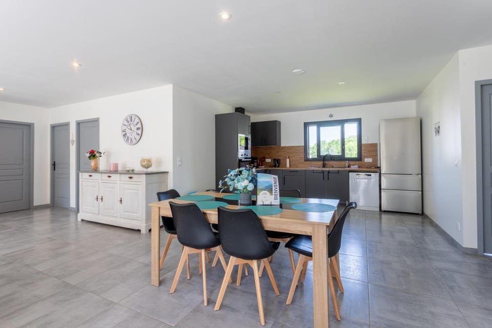Property building, Kitchen or kitchenette, Living room