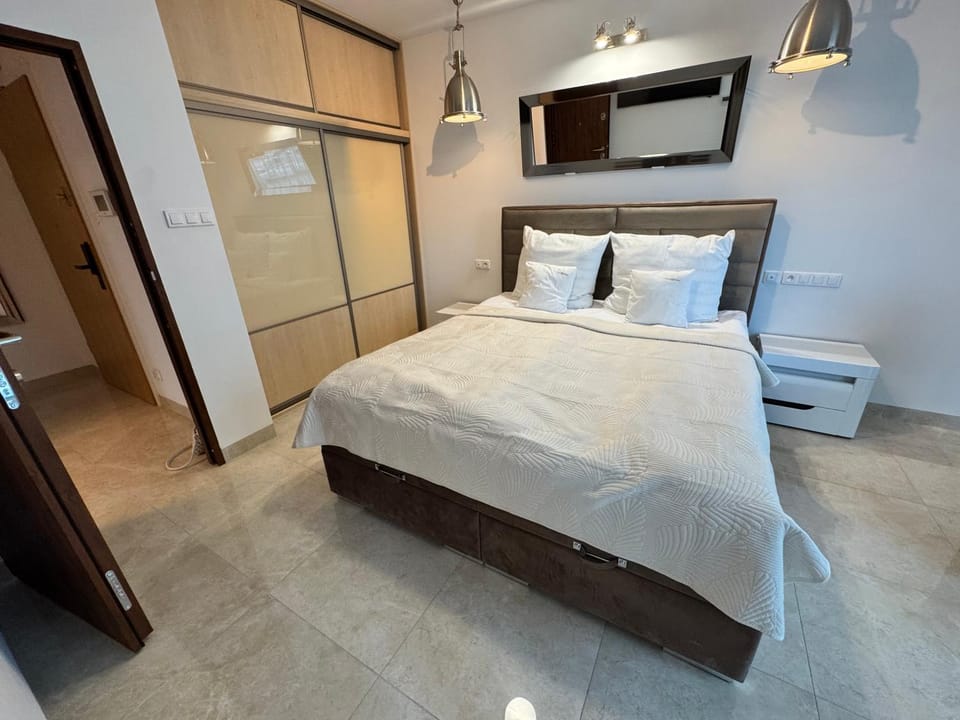 Bed, TV and multimedia, Photo of the whole room, Bedroom, wardrobe