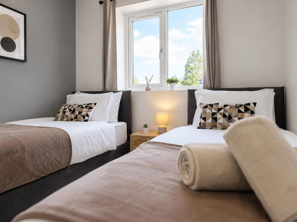 Modern 4 Bedroom Home with 2 Baths, Parking and Superfast WiFi House in Wolverhampton