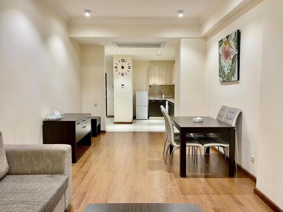Kitchen or kitchenette, Living room, Seating area, Dining area