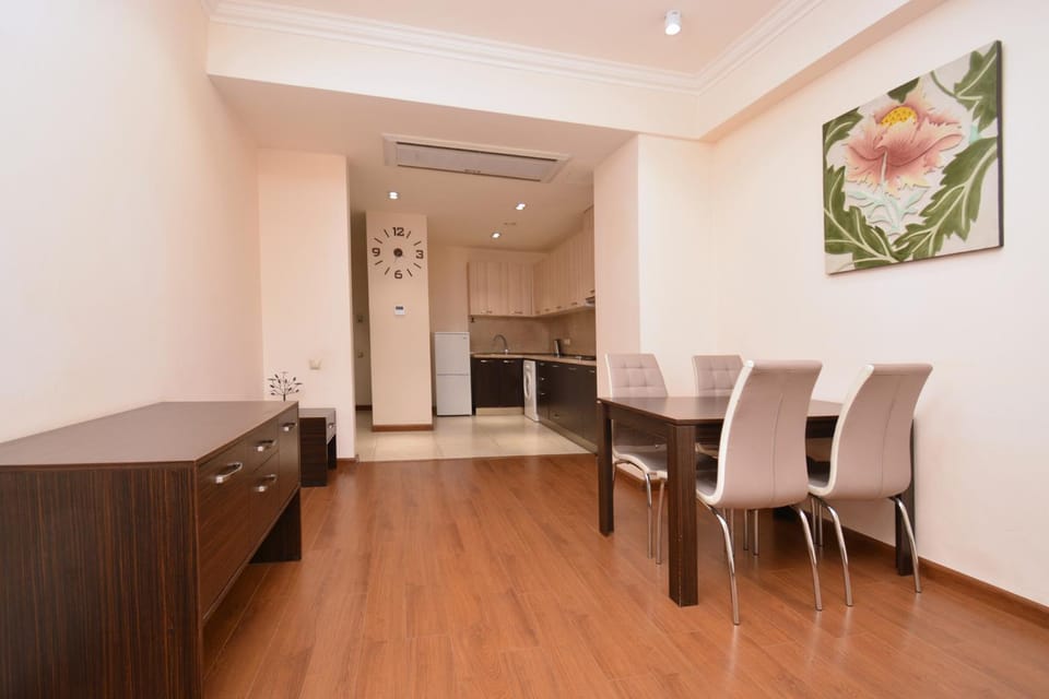 Kitchen or kitchenette, Living room, Seating area, Dining area