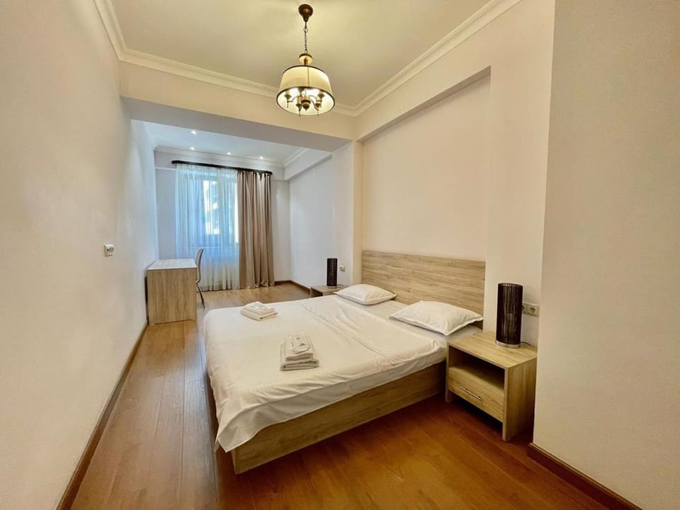 Bed, TV and multimedia, Photo of the whole room, Bedroom, towels