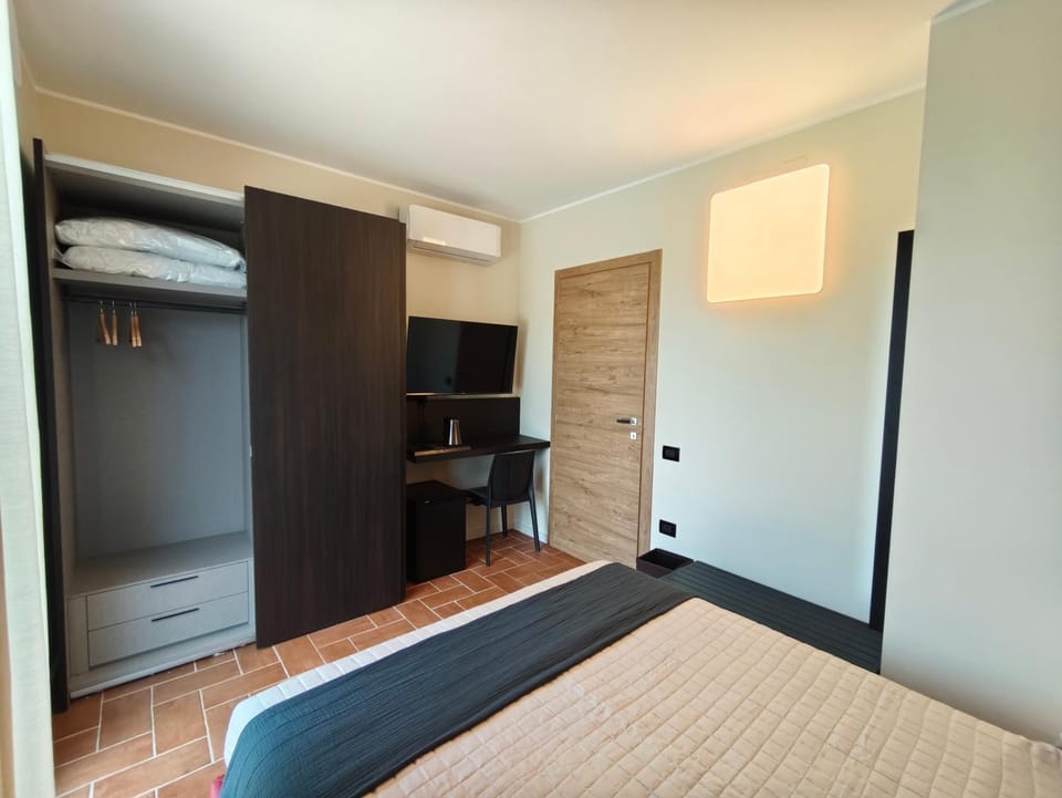TV and multimedia, Bedroom, wardrobe, air conditioner