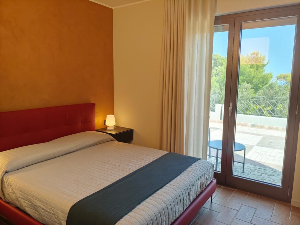 Bed, Natural landscape, Photo of the whole room, Bedroom