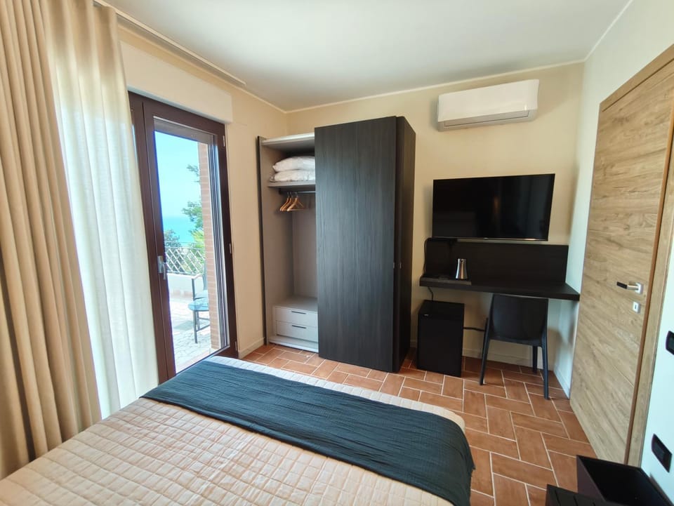 TV and multimedia, Photo of the whole room, wardrobe, air conditioner