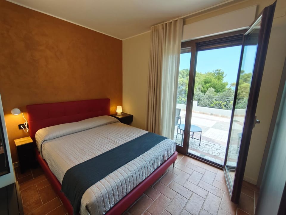 Bed, Balcony/Terrace, Bedroom