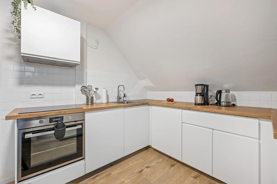 Coffee/tea facilities, Kitchen or kitchenette, dishwasher, oven, stove, toaster