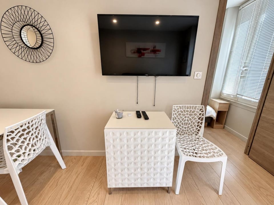 TV and multimedia, Living room, air conditioner, air conditioner