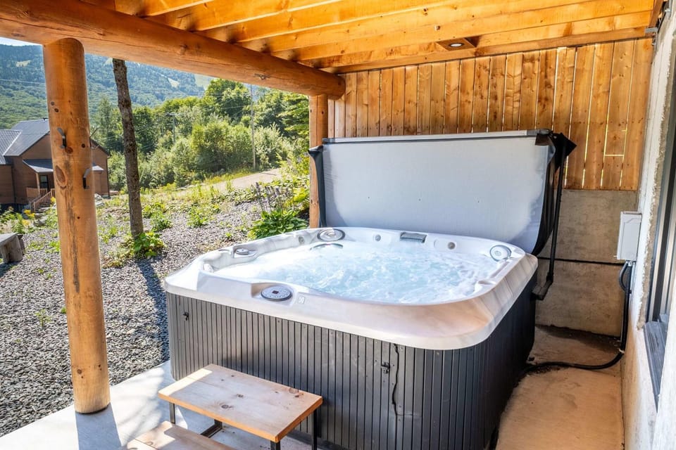 Spa and Mountain - Le Tennessee Whiskey House in Maine