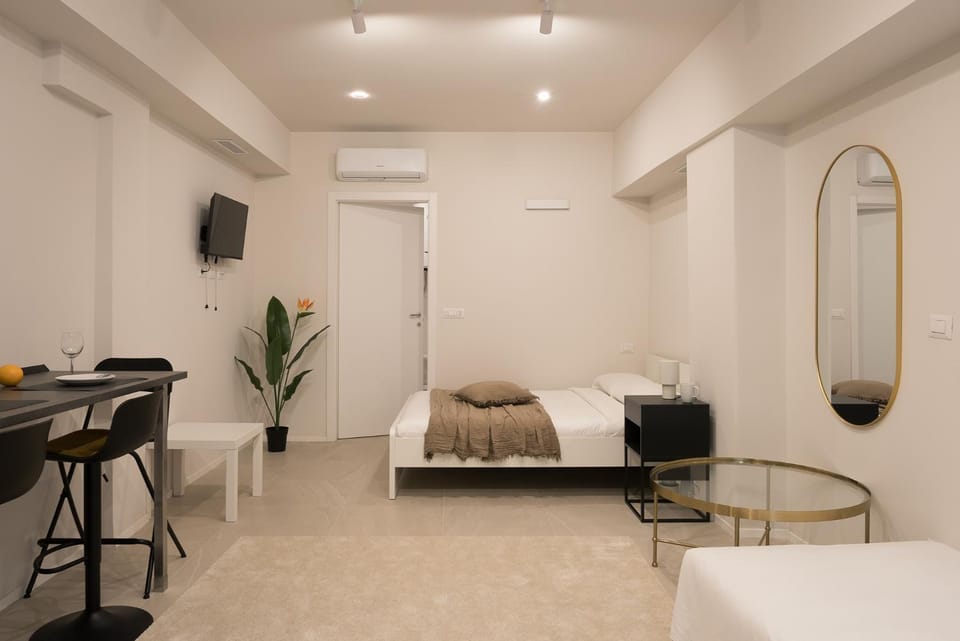 Bed, TV and multimedia, Living room, Photo of the whole room, Seating area, Bedroom, air conditioner