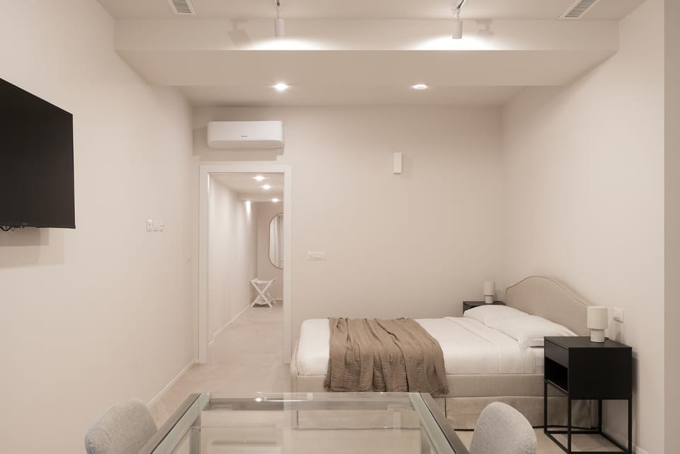 Bed, TV and multimedia, Photo of the whole room, Bedroom