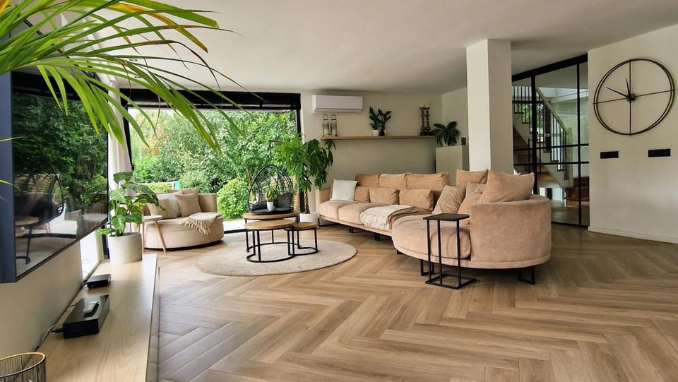 Luxury family villa with a large private garden and swimming pool Villa in The Hague