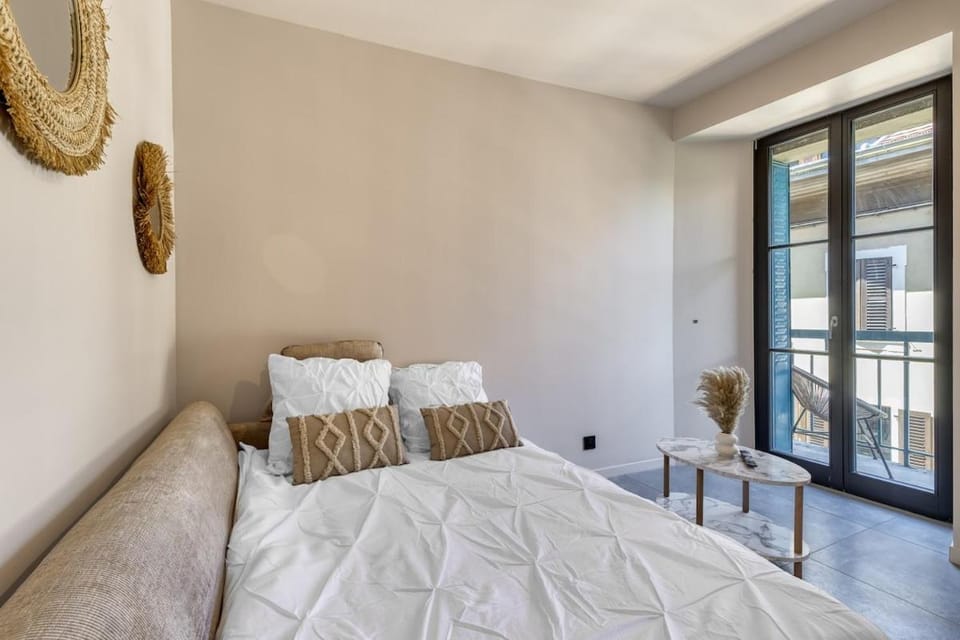 Bed, Living room, Seating area