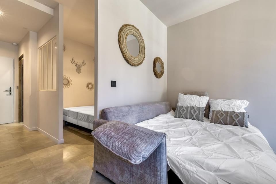 Bed, Living room, Bedroom