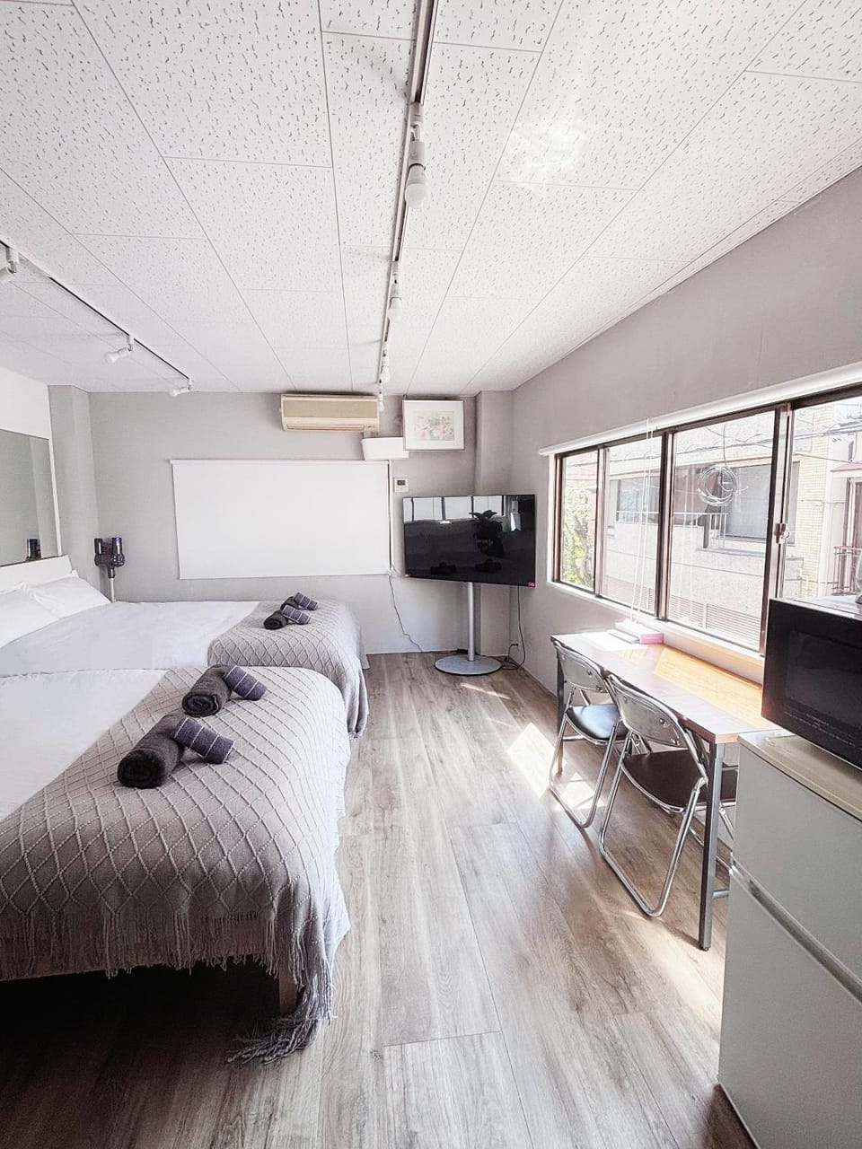 Bed, TV and multimedia, Living room, Seating area, Bedroom, air conditioner
