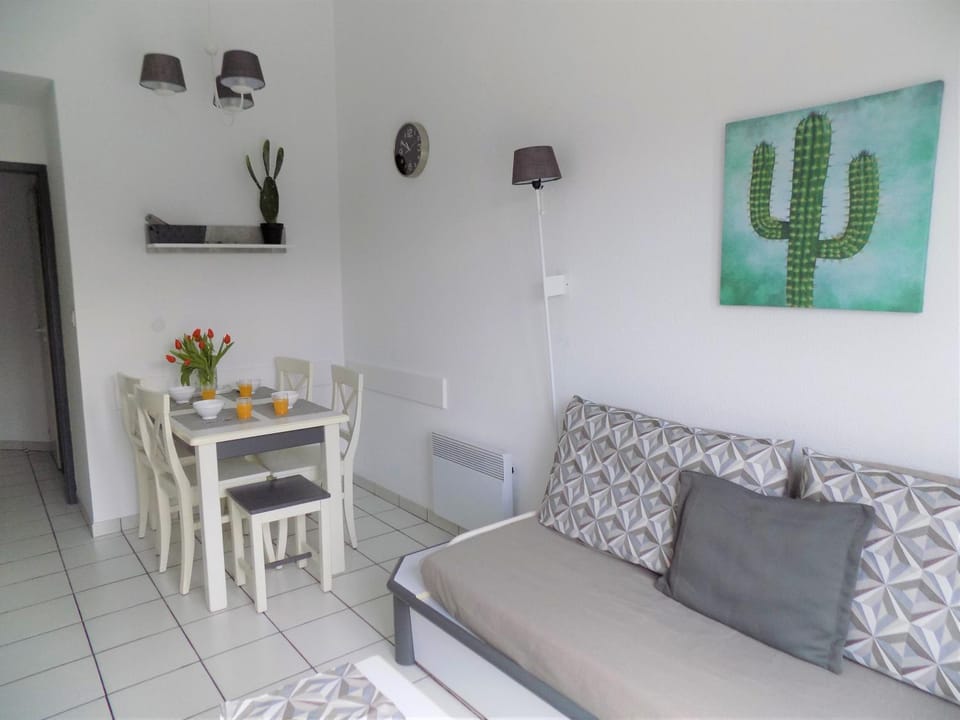Manoir appart et terrasse dans le village vacances de Port Bourgenay, vue golf, lac et forêt, proche mer, à 300m piscine gratuite d'avril à sept, 5 pers Apartment in Talmont-Saint-Hilaire