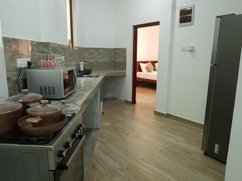 Coffee/tea facilities, Kitchen or kitchenette, stove