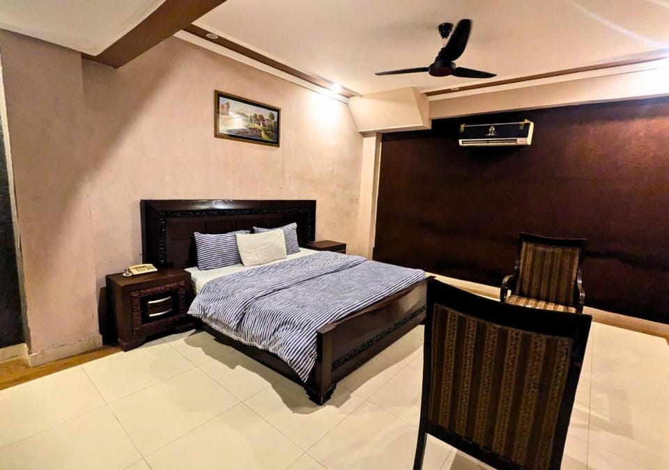 Bed, Seating area, Bedroom, air conditioner