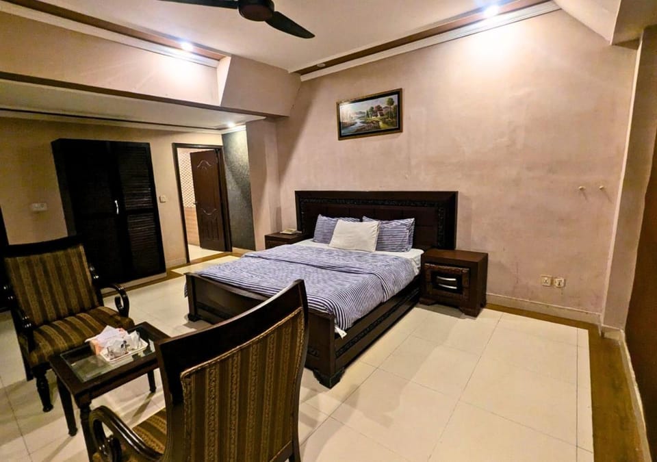 Bed, Seating area, Bedroom, wardrobe