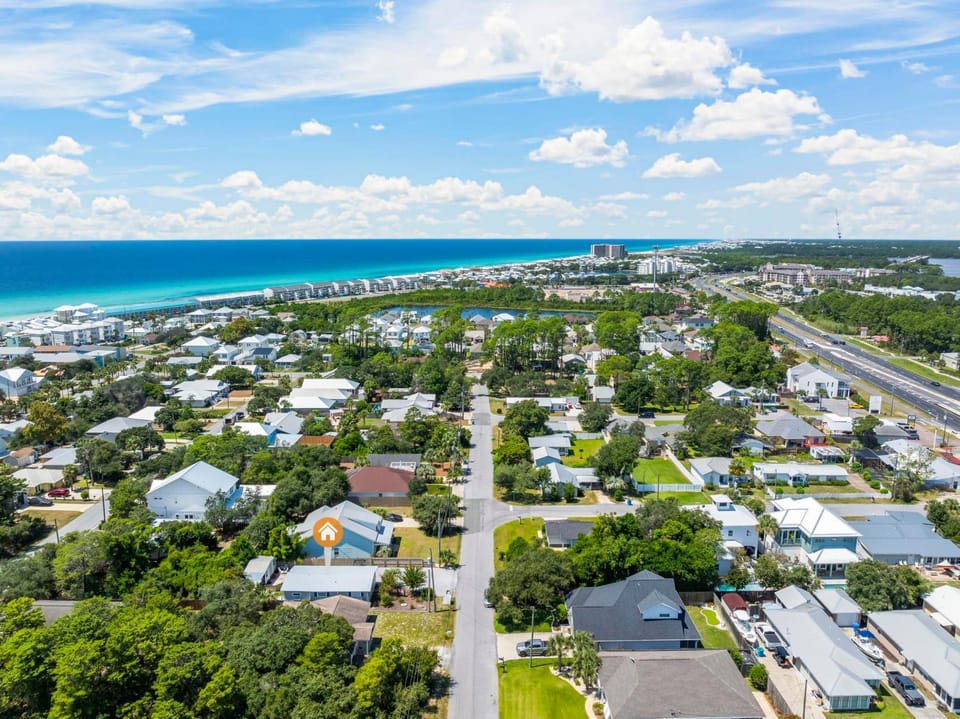 Property building, Nearby landmark, Day, Neighbourhood, Natural landscape, Bird's eye view, Beach, City view, Sea view, Street view, Location