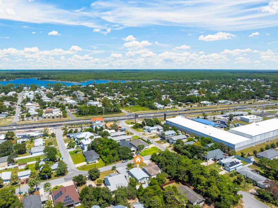 Property building, Day, Neighbourhood, Natural landscape, Bird's eye view, City view, Street view, Location