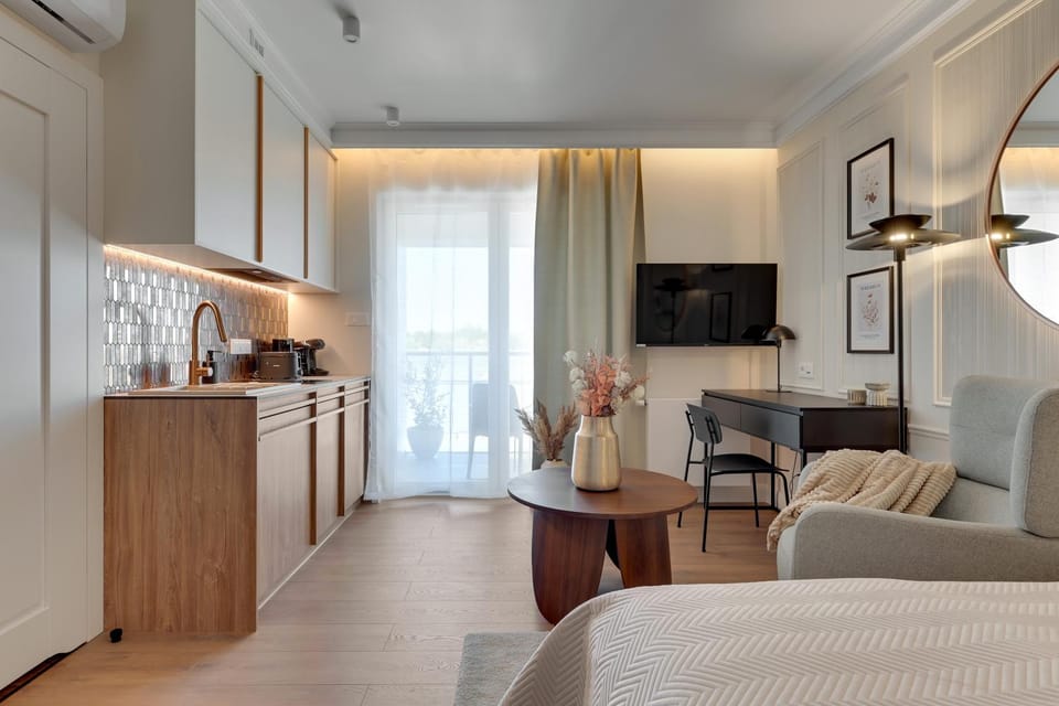 Bed, TV and multimedia, Kitchen or kitchenette, Living room, air conditioner