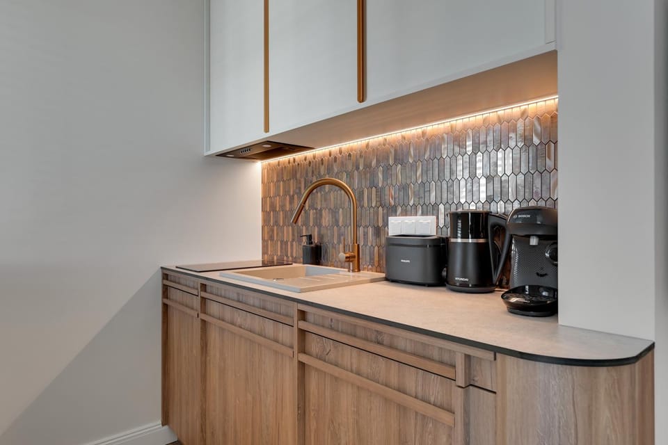 Coffee/tea facilities, Kitchen or kitchenette, dishwasher, stove