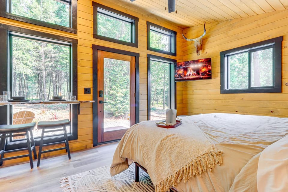 8 Mi to Farragut State Park: Wooded Cabin Escape! Cabin in Kootenai County