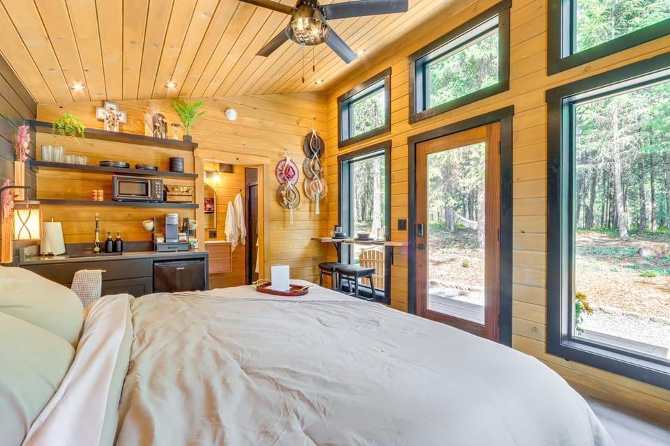 8 Mi to Farragut State Park: Wooded Cabin Escape! Cabin in Kootenai County