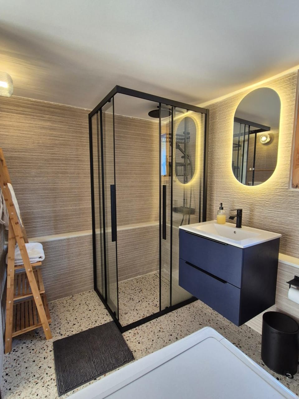 Shower, Bathroom, towels