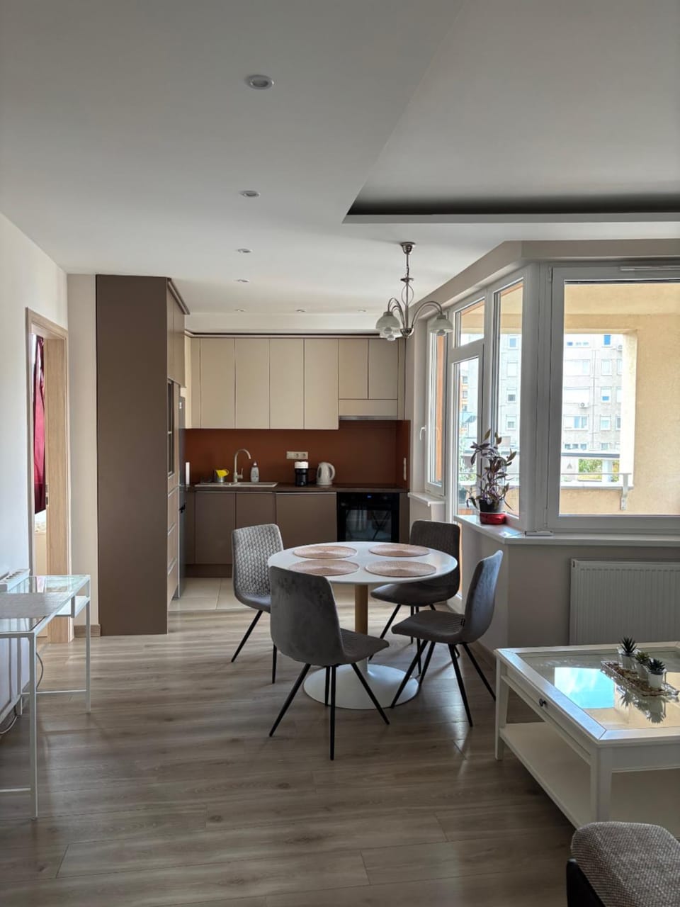 Kitchen or kitchenette, Dining area