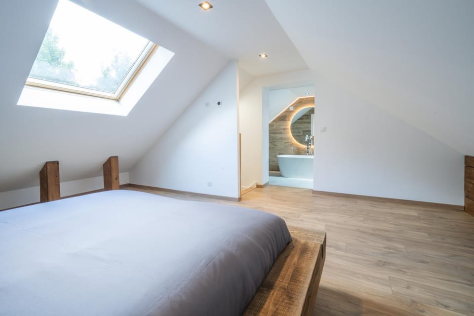 Bed, Photo of the whole room, Bedroom