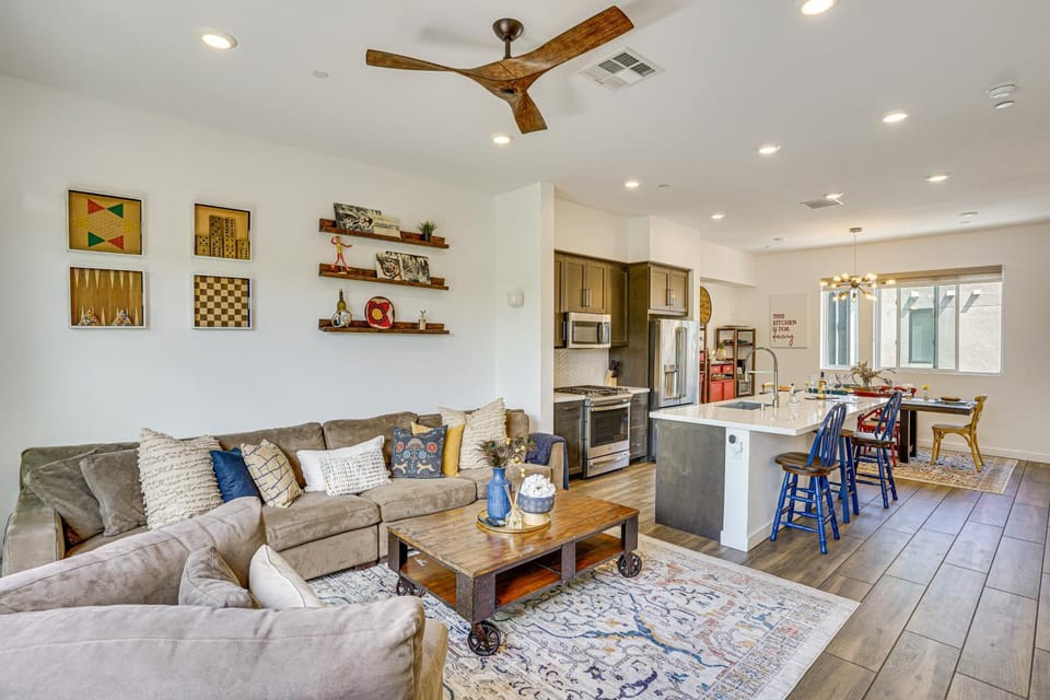 2 Mi to Cabrillo Beach Luxe LA Gem with Balcony House in Wilmington