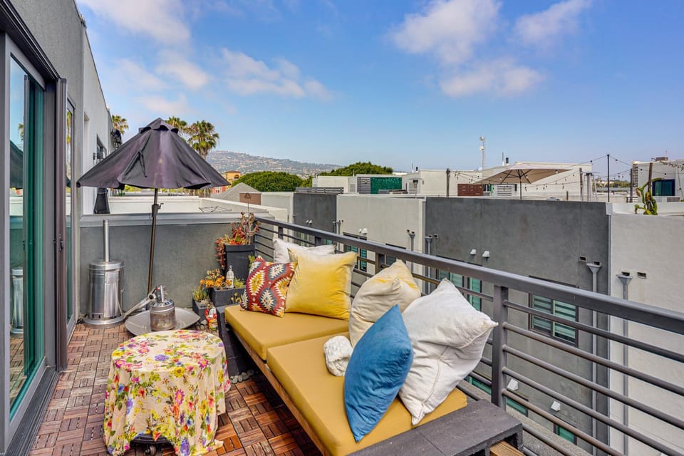 2 Mi to Cabrillo Beach Luxe LA Gem with Balcony House in Wilmington