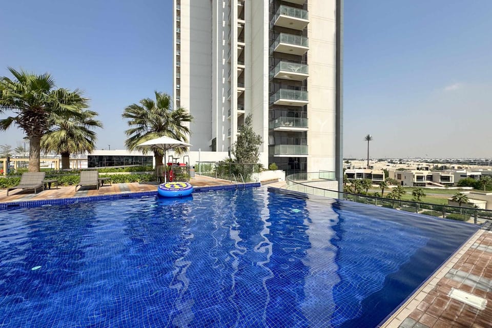 Property building, Day, Pool view, Swimming pool, sunbed