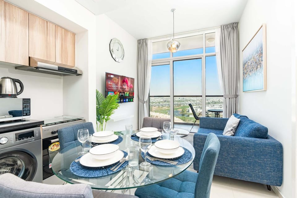 TV and multimedia, Kitchen or kitchenette, Living room, Seating area, Dining area