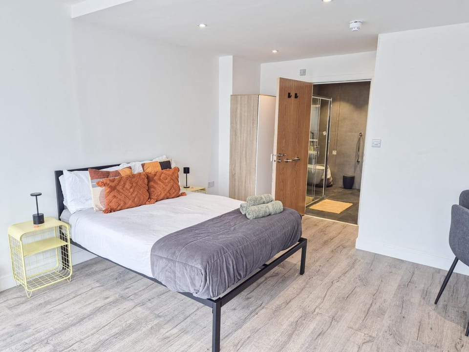 Bed, Bathroom, Living room, Photo of the whole room, Seating area, Dining area, towels, wardrobe