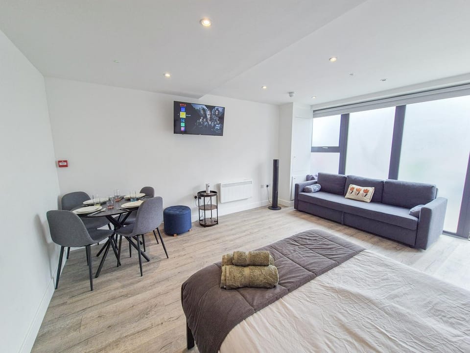 Bed, TV and multimedia, Living room, Photo of the whole room, Seating area, Dining area, internet, towels