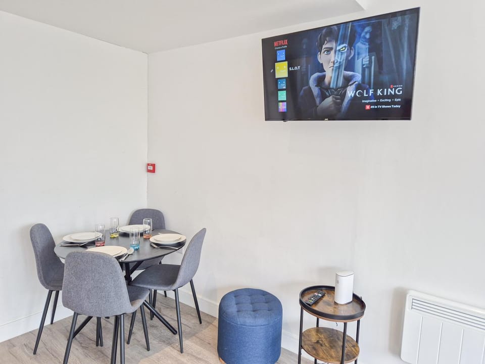 TV and multimedia, Living room, Seating area, Dining area, heating, internet