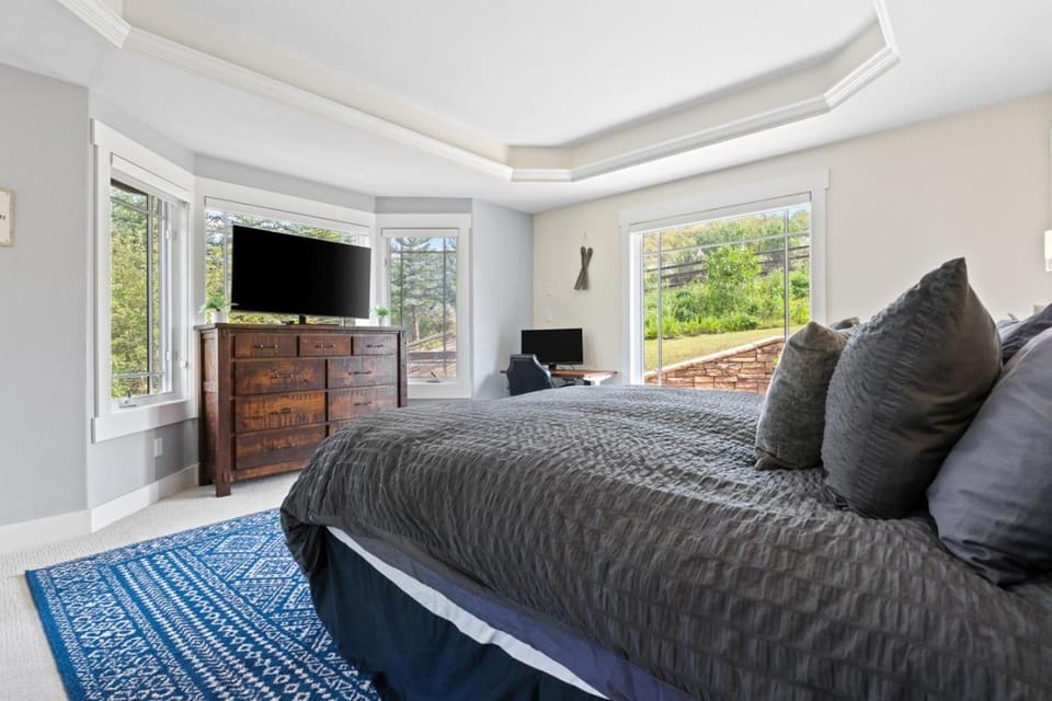 Colorado Mountain Getaway - 5BR 3BA, Hot Tub,Views House in Edwards