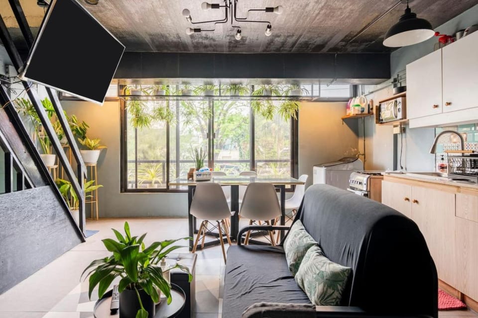 Kitchen or kitchenette, Living room, Seating area, Dining area