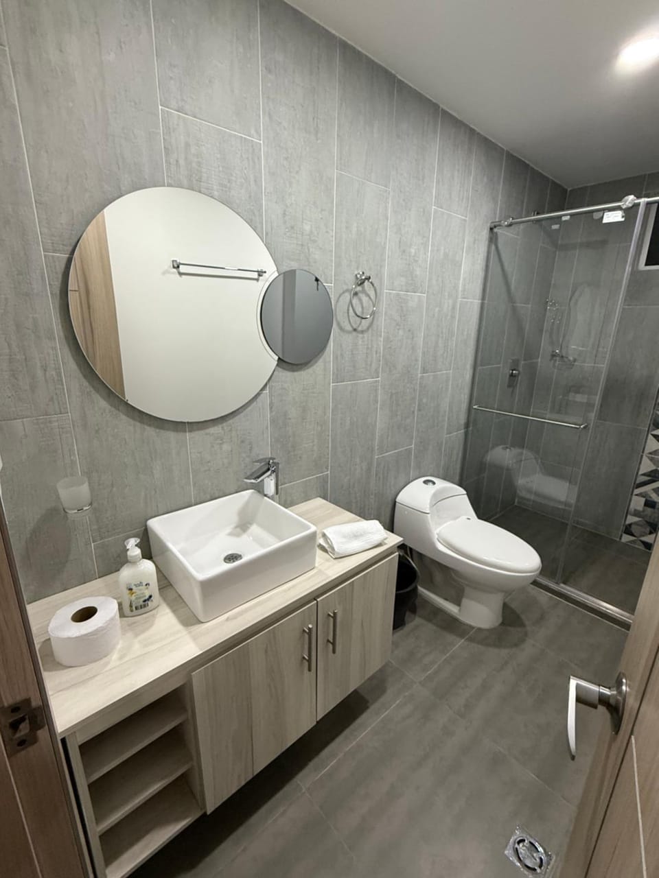 Shower, Toilet, Bathroom, bidet, towels