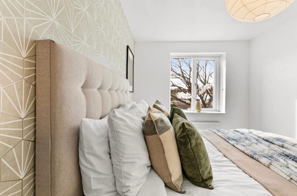 Bed, Living room, Photo of the whole room, Seating area, Bedroom