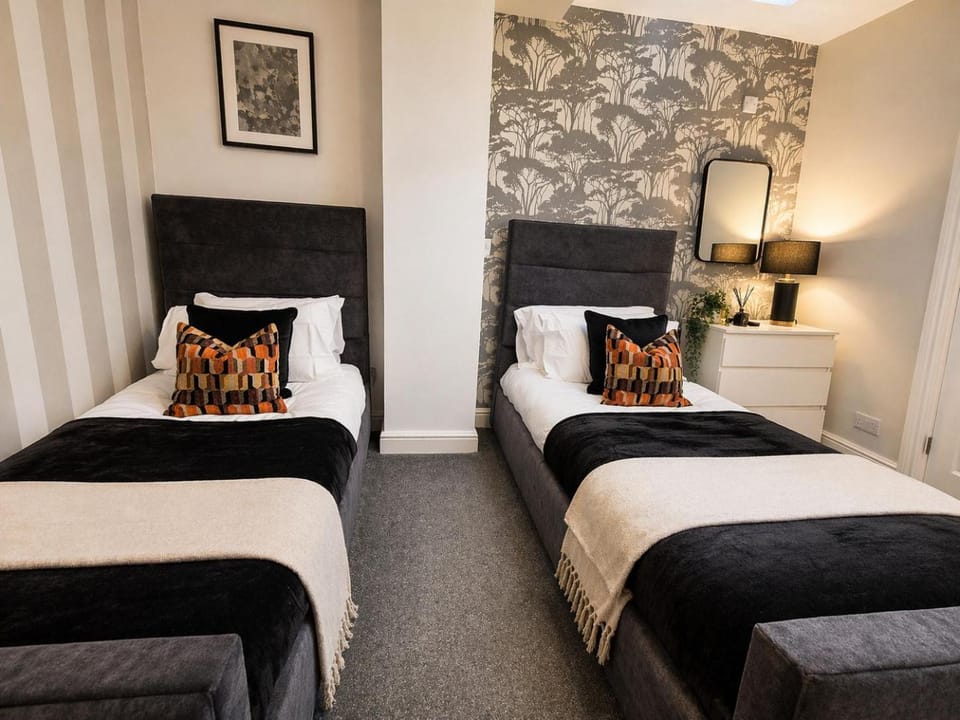 Elegant Flat in Bristol - Sleeps 8 - Garden Apartment in Bristol