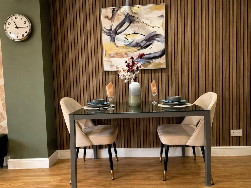 Elegant Flat in Bristol - Sleeps 8 - Garden Apartment in Bristol