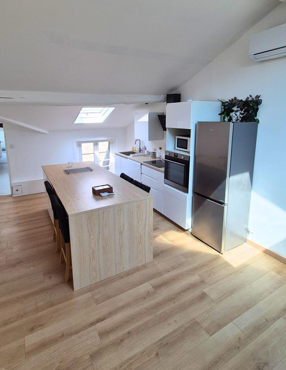 Kitchen or kitchenette, dishwasher, oven