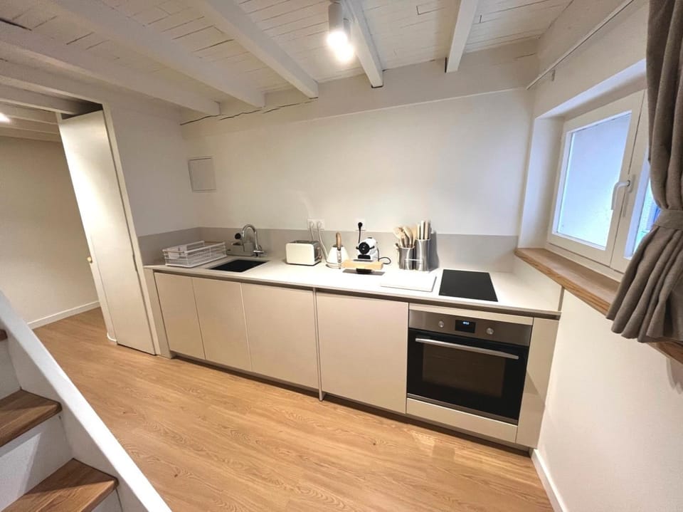 Coffee/tea facilities, Kitchen or kitchenette, dishwasher, oven, stove, toaster
