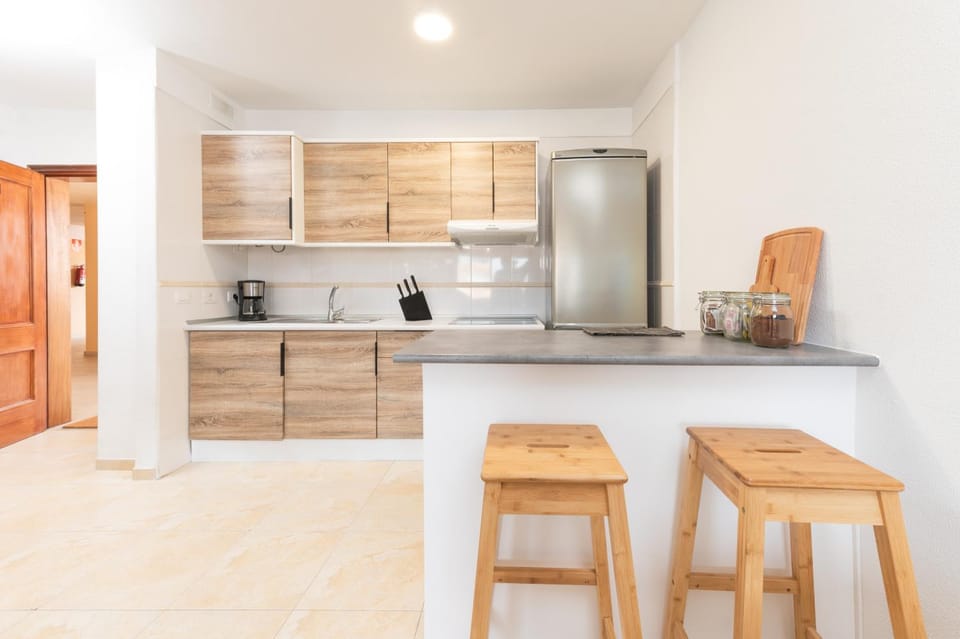Coffee/tea facilities, Kitchen or kitchenette, oven, stove